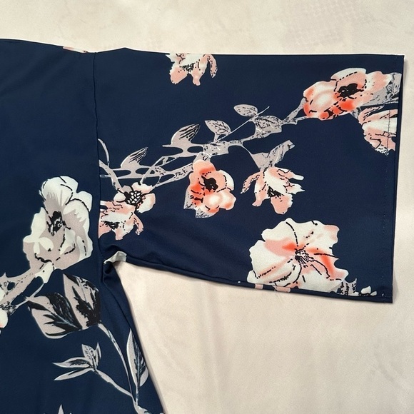 Ladies Medium Dark Blue Floral Blouse NWOT - Picture 4 of 4